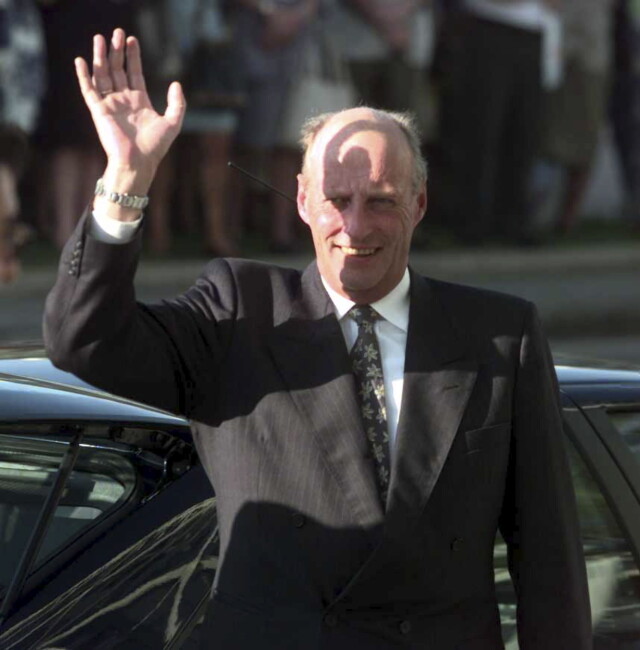 GJEST: Kong Harald vinker til de frammøtte i Madrid før bryllupet til prinsesse Christina. Foto: NTB scanpix GJEST: Kong Harald vinker til de frammøtte i Madrid før bryllupet til prinsesse Christina. Foto: NTB scanpix
